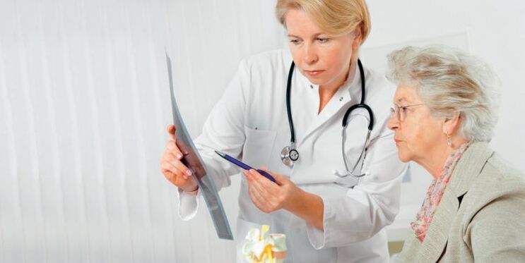 lekarz przepisuje leczenie bólu dolnej części pleców